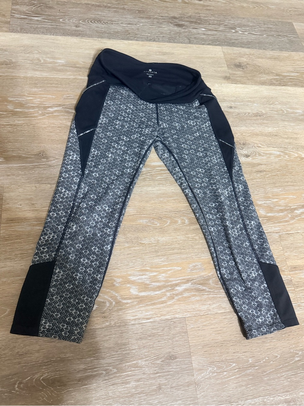 Athleta Black & Grey Geometric Print Cropped Leggings Size XS